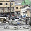 Cunamio Japonijoje bangos šlavė automobilius, laivus ir pastatus