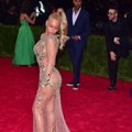 Beyonce renginyje pasirodė nei nuoga, nei apsirengusi