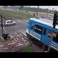 Apsaugos kamera Argentinoje užfiksavo dramatišką traukinio avariją