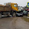 Marijampolėje žiaurus eismo įvykis: susidūrus sunkvežimiui ir „VW Passat“ žuvo moteris