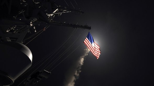 JAV dolerio kursas jenos atžvilgiu krinta po JAV raketų smūgio Sirijos karinei bazei