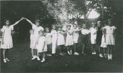M. Tūbelytė (centre) žaidžia su vaikais M. Nemeikštaitės vaikų darželyje. Kaunas, apie 1930 m. P. Kuhlmanno archyvas