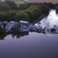 Ajovoje sugriuvus tiltui į upę nulėkė 20 traukinio vagonų