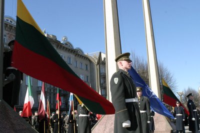 Lietuvos įstojimas į NATO pagerbtas ir šalia Seimo esančioje Nepriklausomybės aikštėje