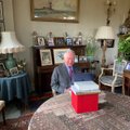 Karališkosios šeimos gerbėjus glumino Charleso video fone išvystas daiktas