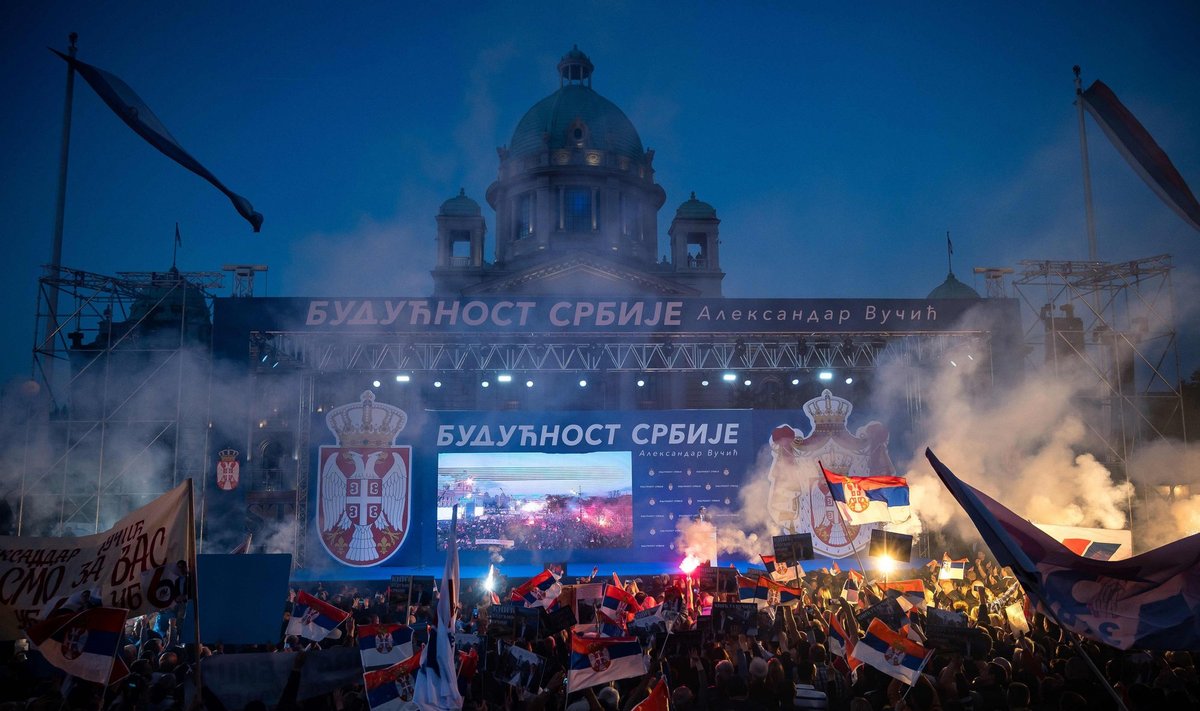Belgrade tūkstančiai žmonių išėjo į gatves palaikyti Serbijos prezidento A. Vučičiaus