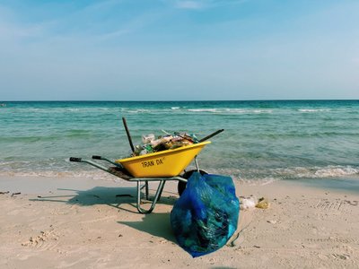 Šiukšlėmis nusėtas paplūdimys Vietname