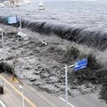 Dramatiškuose liudininkų filmuotuose kadruose - į Japonijos miestus plūstančios cunamio bangos