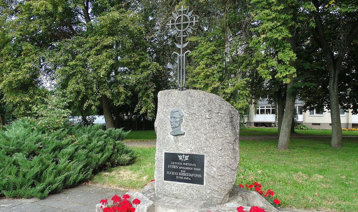 Памятный камень Ю. Крикштапонису, г. Укмерге