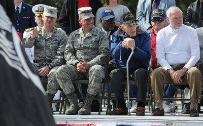 liffordas Kuykendallis (su lazdele), 2014 metais, per karo veteranų pagerbimo šventę