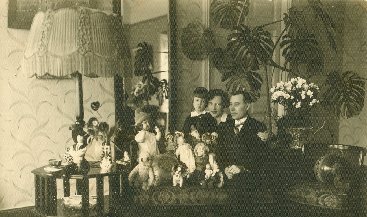 Juozas Tūbelis su žmona Jadvyga ir dukterimis Marija namuose. Kaunas, 1929 m. A. Baltuškaitės archyvas