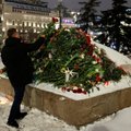 Po žinios apie Navalno mirtį rusai neša gėles: nufilmuota, kaip protestuotojus sulaiko policija