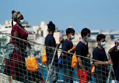 Sicilijoje nevyriausybininkų laivas išlaipino šimtus migrantų