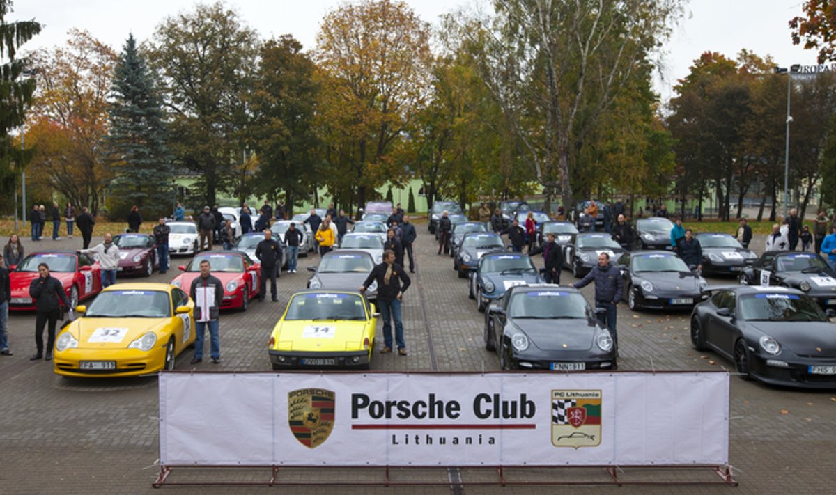 "Porsche" klubo narių rikiuotė