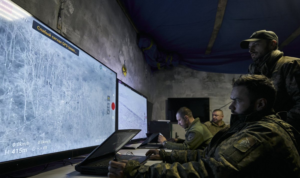 Ukrainiečių kariai stebi vaizdus iš dronų