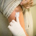 Melagingai tikina, kad vakcinos nuo COVID-19 sukelia AIDS