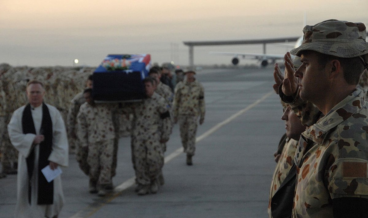 Iš Afganistano išgabenamas žuvusio Australijos kario kūnas