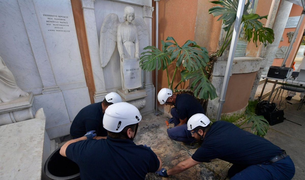 Vatikane ieškant dingusios paauglės atkasti du kapai, paaiškėjo, kad jie tušti