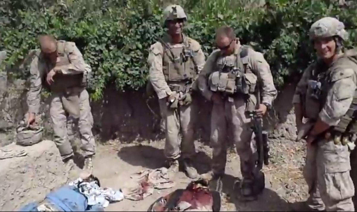 JAV jūrų pėstininkai šlapinasi ant Talibano kovotojų palaikų