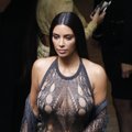 Be kelnaičių į mados šou išsiruošusiai Kim Kardashian bikini zoną teko dangstyti plaštaka