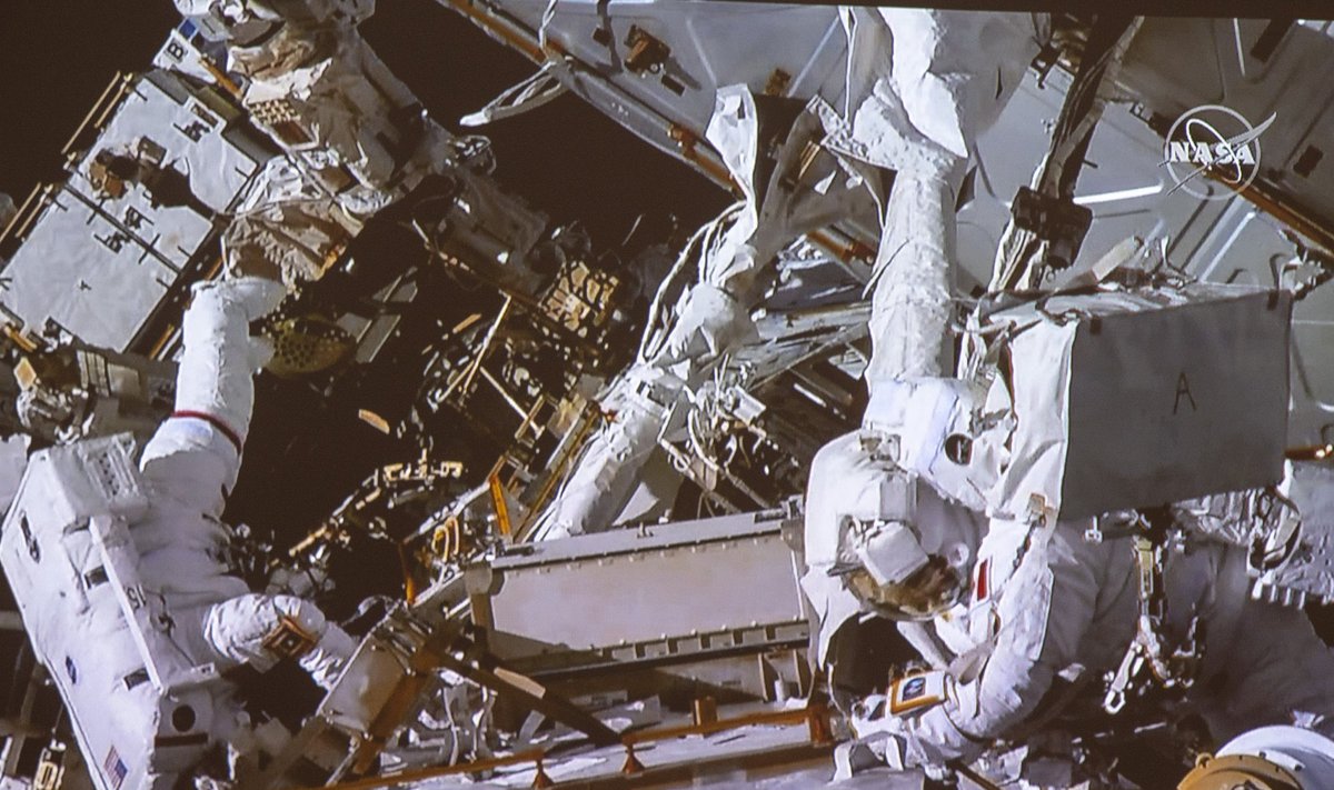 NASA astronautė Anne McClain ir Kanados astronautas Davidas Saint-Jacques išėjo į atvirą kosmosą