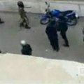 Vaizdo įraše užfiksuoti automobilius daužantys Irano policininkai