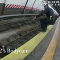 Niujorko policininkai išgelbėjo ant metro bėgių nukritusią moterį