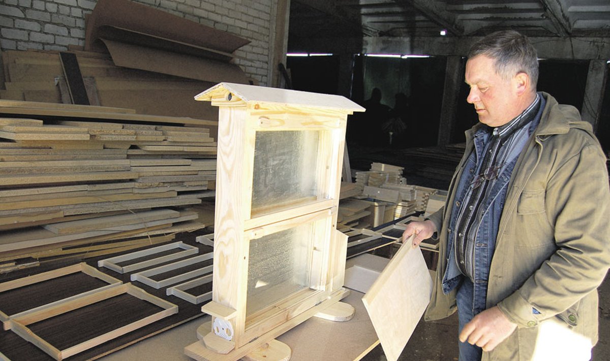 Valdas Karalevičius demonstruoja dar nebaigtą „bičių televizorių“.