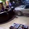 Nufilmuota: dėl sąskaitos supykęs vyras automobiliu įlėkė į viešbučio fojė