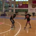 Vienarankis Kinijos paauglys demonstruoja neįtikėtinus krepšinio kamuolio valdymo įgūdžius