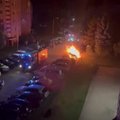 Naktį Jonavoje gyventojus iš lovos išvertė sprogimas, padegtas automobilis BMW