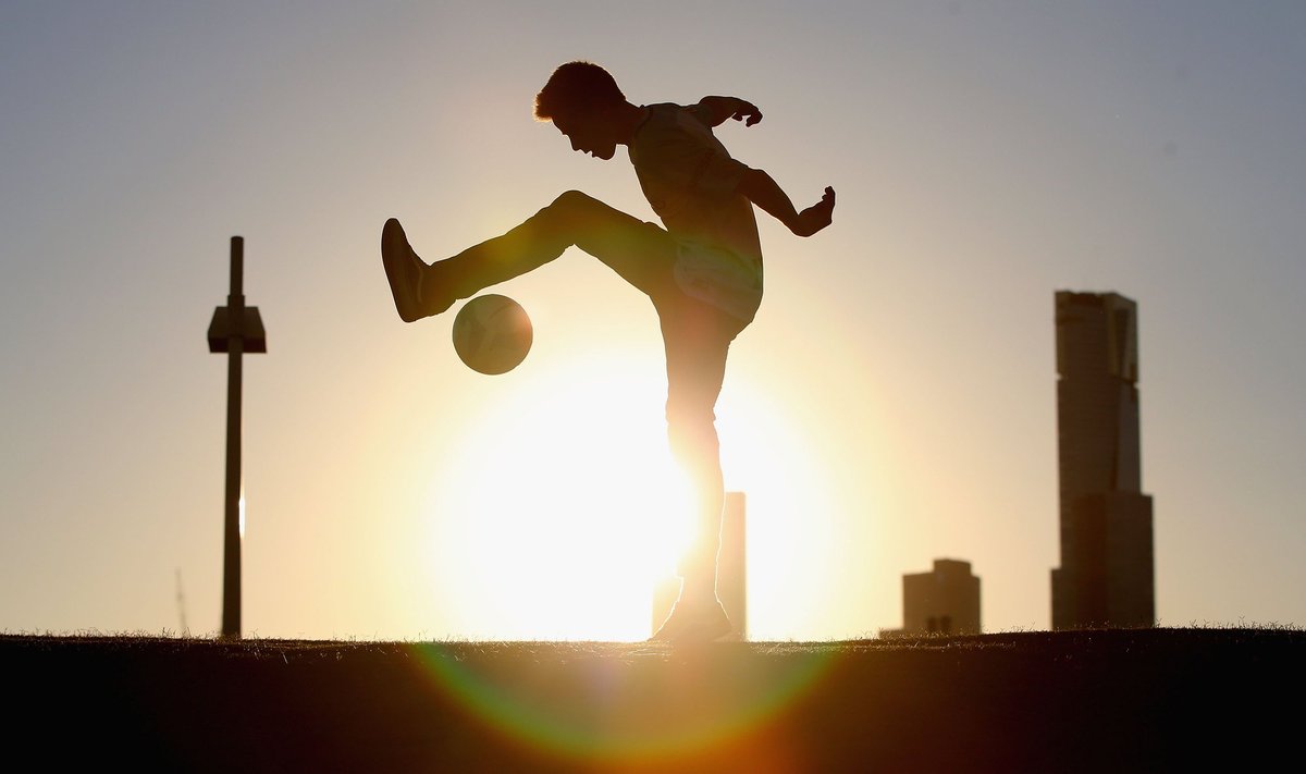 „Melbourne City“ fanas žaidžia su kamuoliu