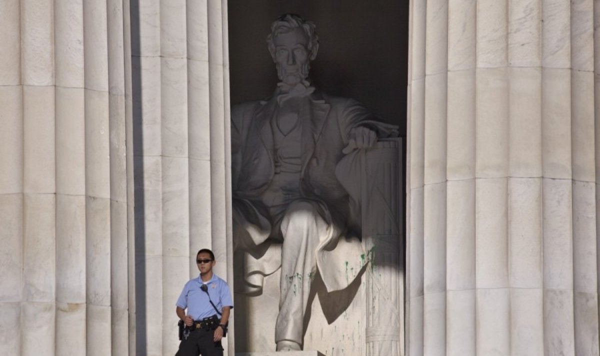 Vandalai pasityčiojo iš Linkolno memorialo Vašingtone