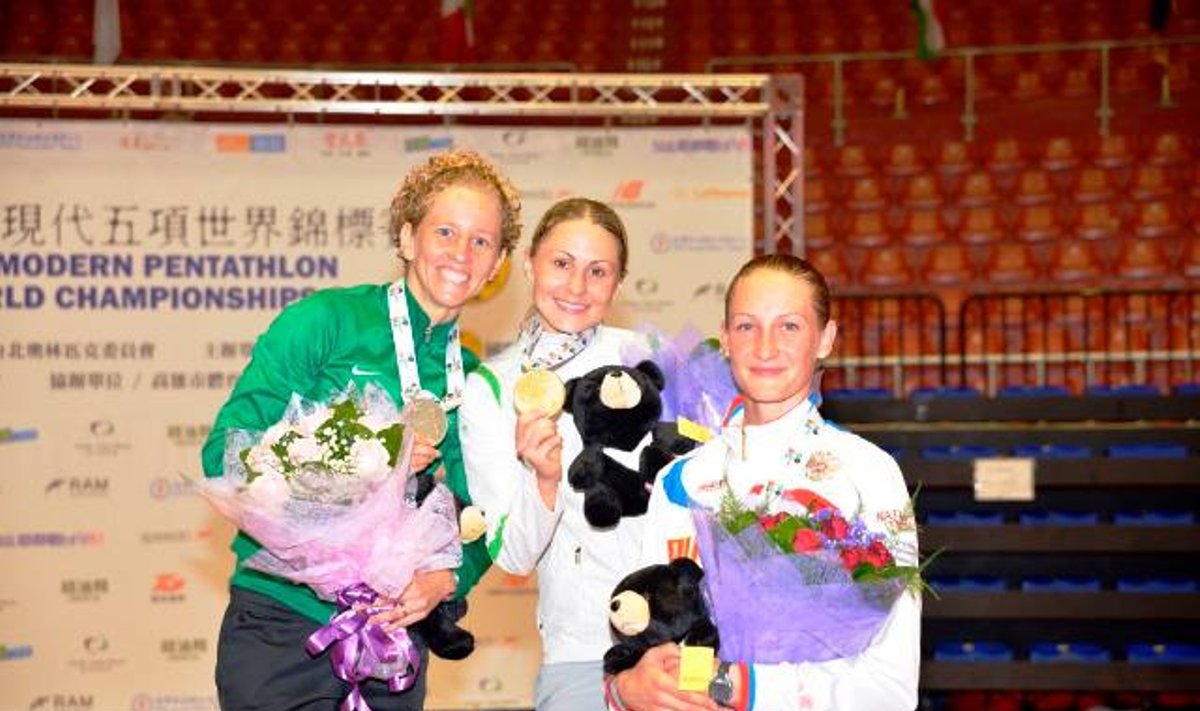 Laura Asadauskaitė (viduryje) ir Donata Rimšaitė (dešinėje) (pentathlon.org nuotr.)
