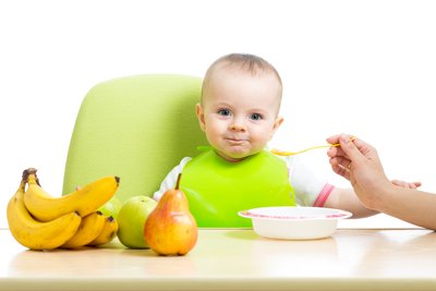 kūdikis, vaikas, primaitinimas, košė, daržovės, vaisiai, mityba, seilinukas, bananai, kriaušė, obuolys, švara