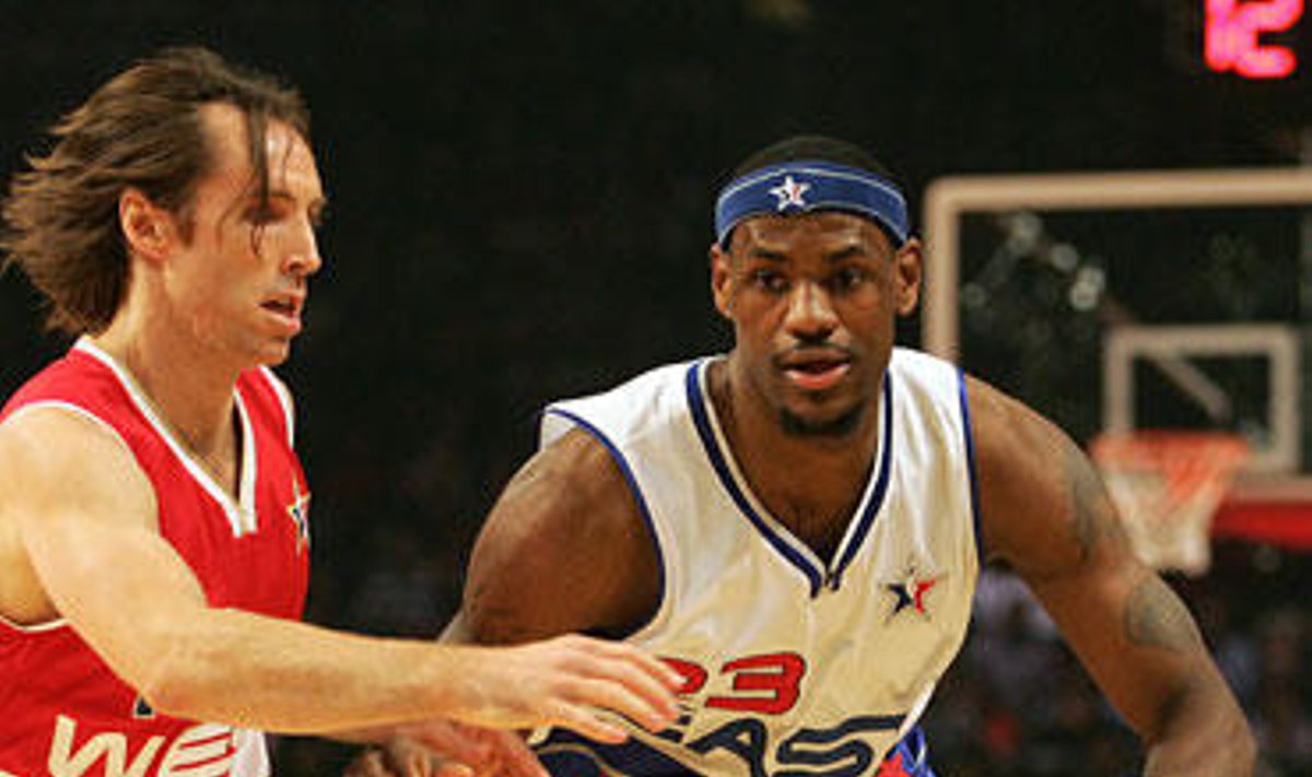 Steve'as Nashas "Visų žvaigždžių 2006" varžybose ginasi prieš LeBroną Jamesą