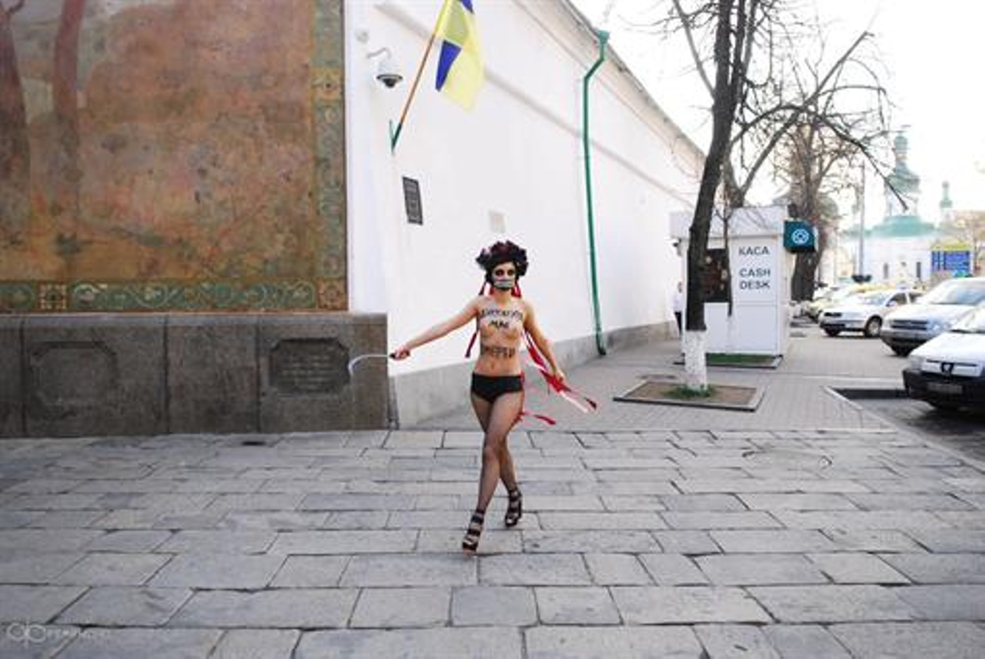 Девушка FEMEN устроила акцию под Киево-Печерской лаврой - Delfi RU