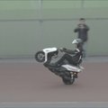 Japonų motociklininkas pasiekė važiavimo ant vieno rato rekordą
