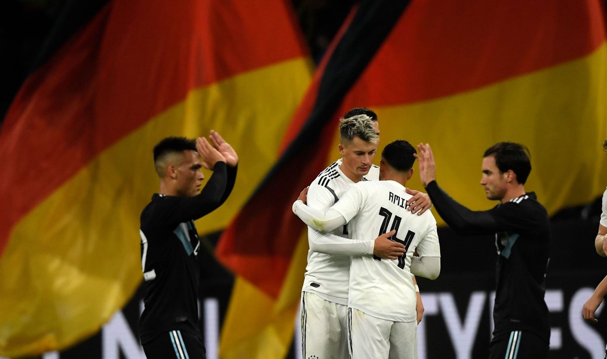Argentinos futbolininkai (juoda apranga) išlygino rezultatą Vokietijoje