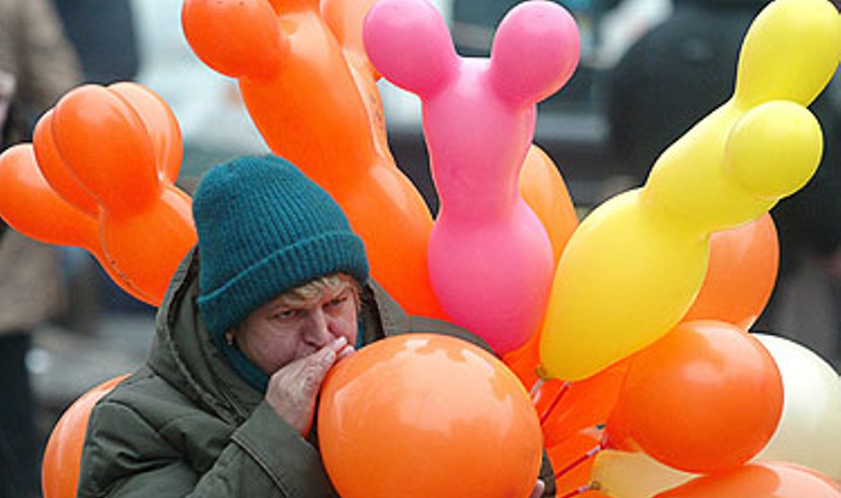 Ukrainos suirutės metu Kijevo gatvėse klesti oranžinių balionų prekyba. 