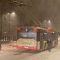 После ночной метели ситуация на дорогах в столице сложная: толщина снежного покрова составляет 20 см