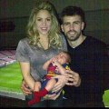 Shakiros mylimasis paviešino laimingos šeimos nuotrauką, kurioje sūnus vilki „Barcelonos" marškinėlius