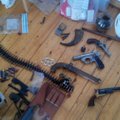 Kauno savivaldybės tarnautojo namuose aptiktas arsenalas: ietys, pistoletai, artilerijos sviediniai