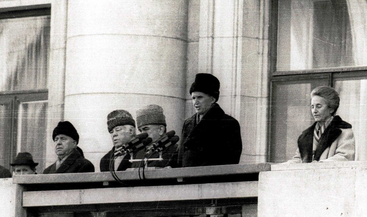 Nicolae Ceausescu kalba balkone