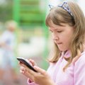 Psichoterapeutė: išmanieji telefonai atima iš vaikų galimybę išmokti bendrauti