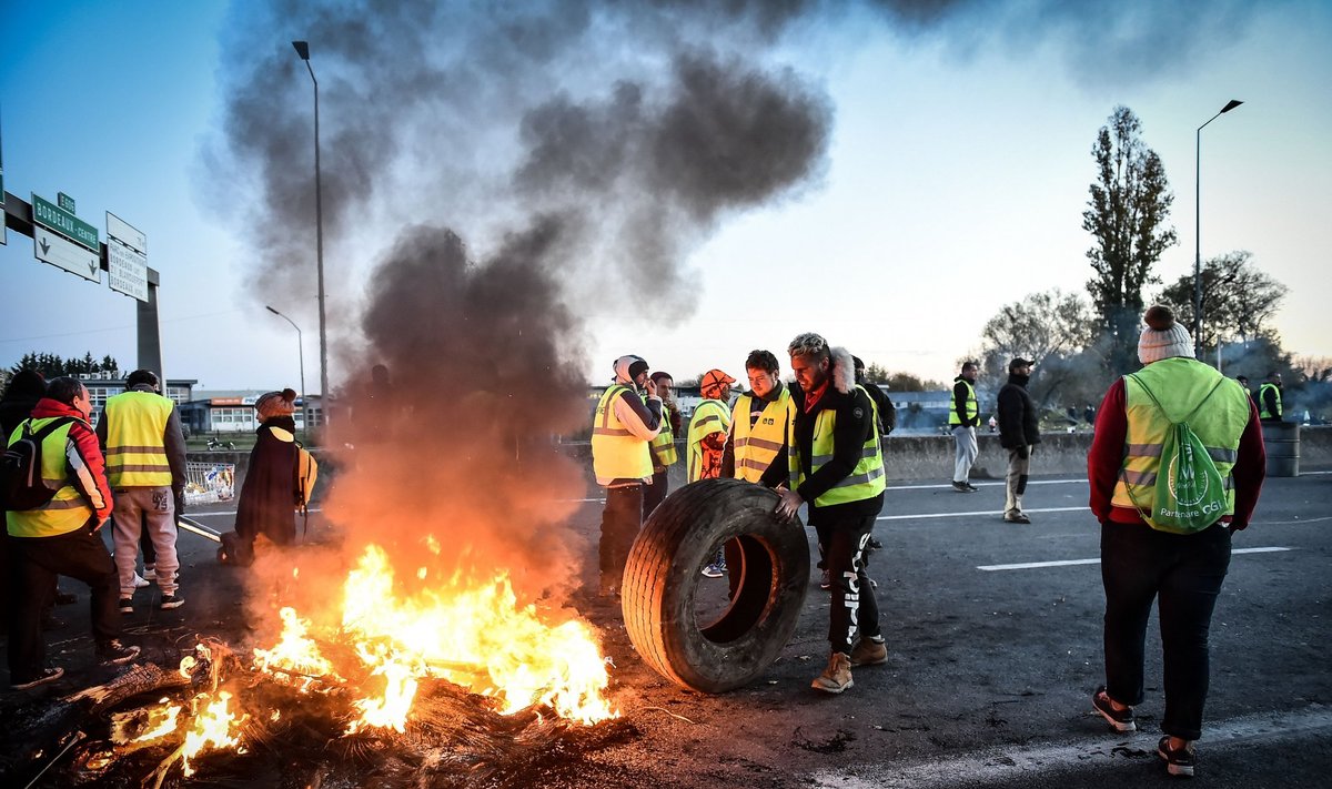Prancūzijoje tęsiasi „geltonųjų liemenių“ protestai dėl degalų kainų