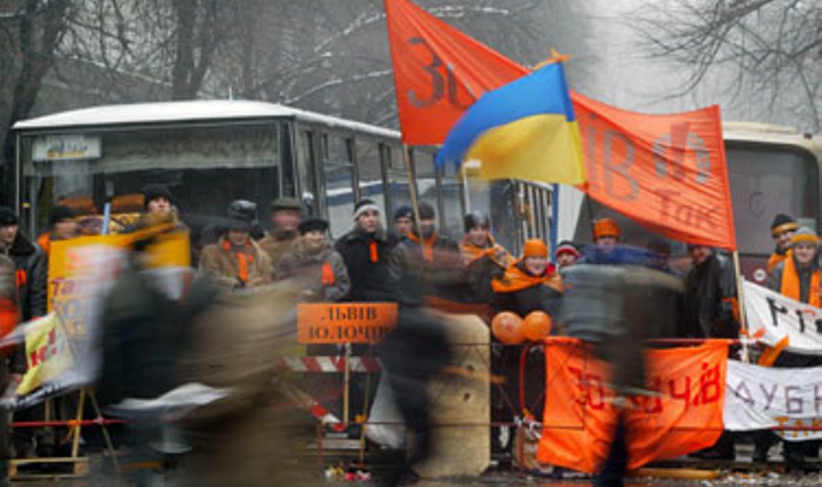 Kijevo gatvės vis dar pilnos protestuojančių žmonių. 