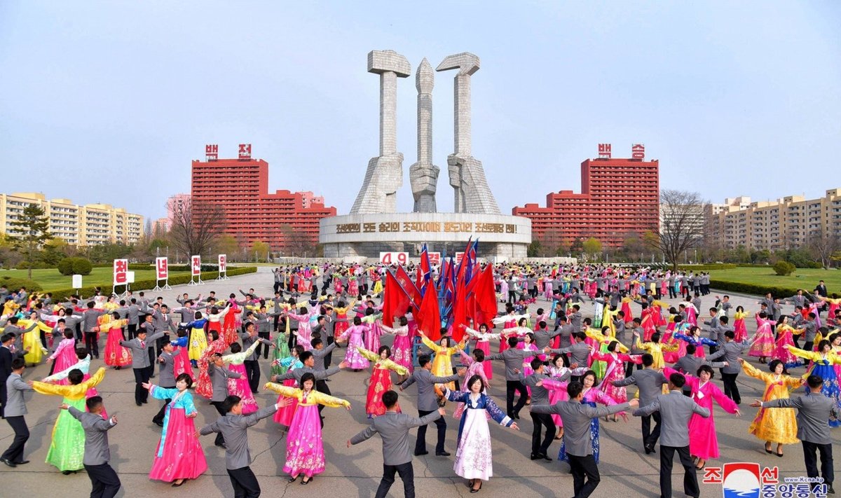  Kim Jong Ilo dienos minėjimo ceremonija