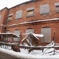 Apleistas Panevėžio konservų fabrikas kelia pavojų praeiviams, tačiau kada bus rekonstruotas – nežinia
