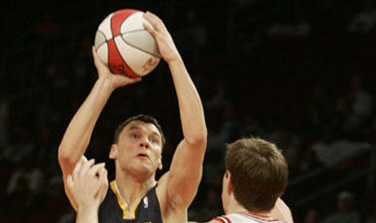 Šarūnas Jasikevičius ("Pacers") prieš Andresą Nocioni ("Bulls")
